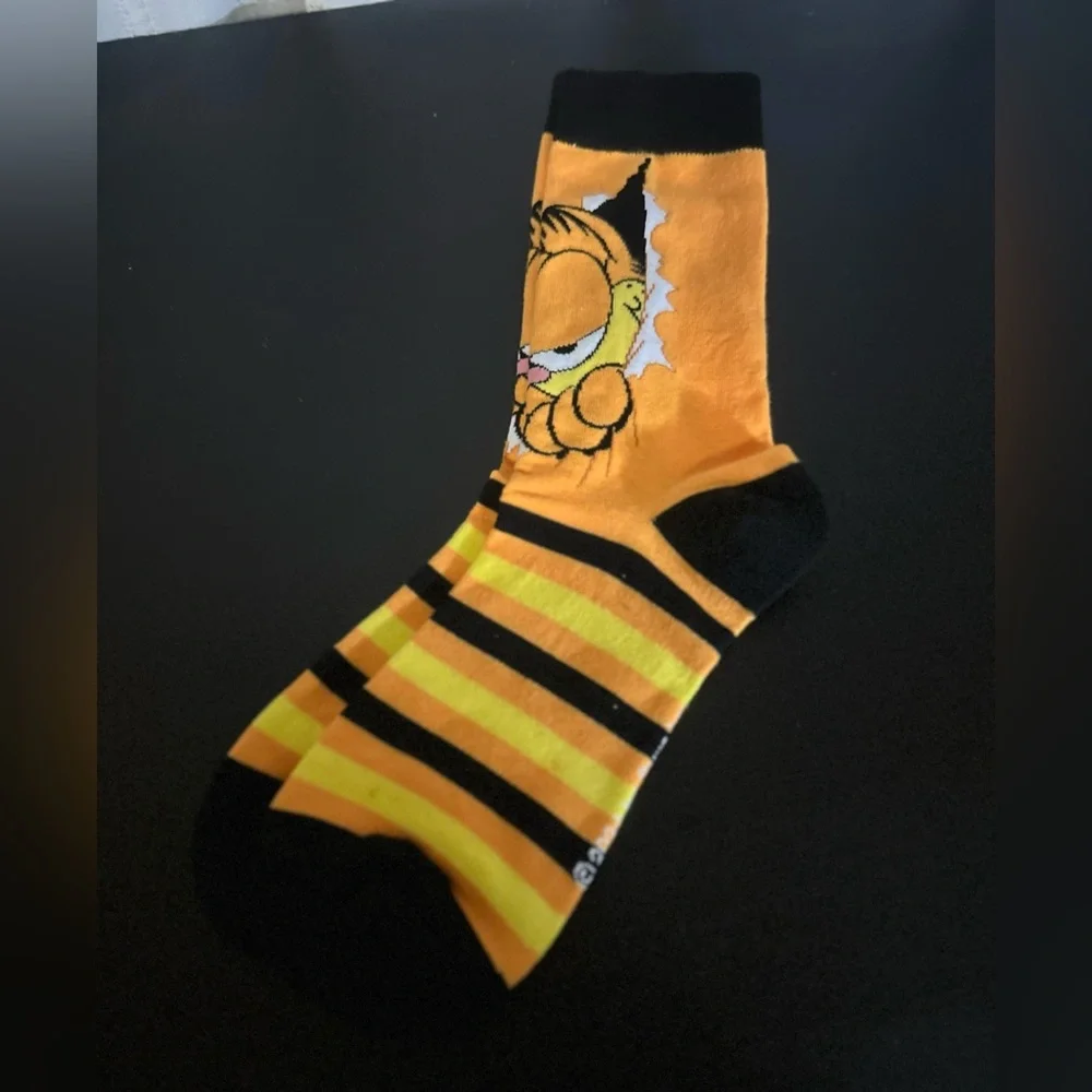 Garfield Themed Gift Set with cup and straw, key chain, Socks and Eye Mask - Picture 6 of 12